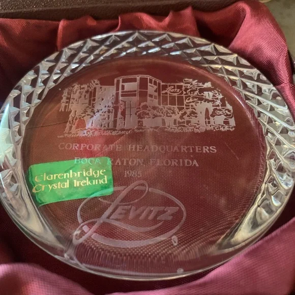 Fully HANDCRAFTED, Clarenbridge Crystal paper weight, IRELAND. Original box.